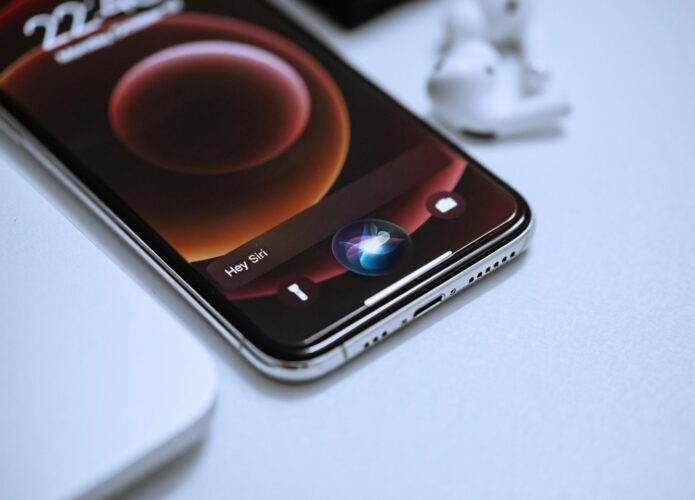 Apple fecha acordo bilionário com Google para atualizar Siri em 2026